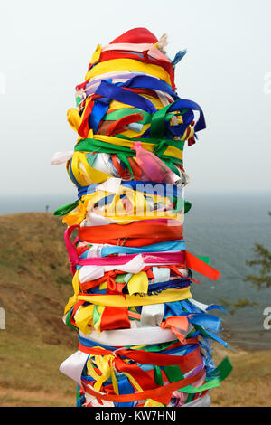 Holz- ritual Säulen mit bunten Bändern Hadak am Kap Burkhan. Baikalsee. Insel Olchon. Sibirien. Russland Stockfoto