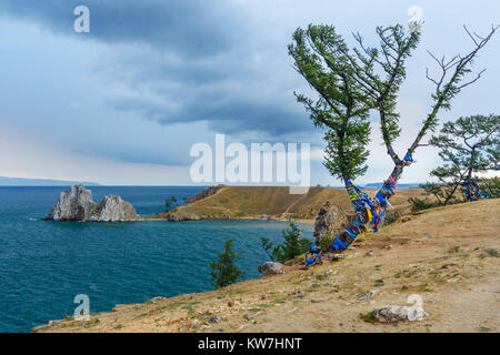 Anzeigen von Schamanen Felsen und Ritual Baum mit bunten Bändern Hadak im bedeckt. Baikalsee. Insel Olchon. Russland Stockfoto
