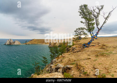 Anzeigen von Schamanen Felsen und Ritual Baum mit bunten Bändern Hadak im bedeckt. Baikalsee. Insel Olchon. Russland Stockfoto