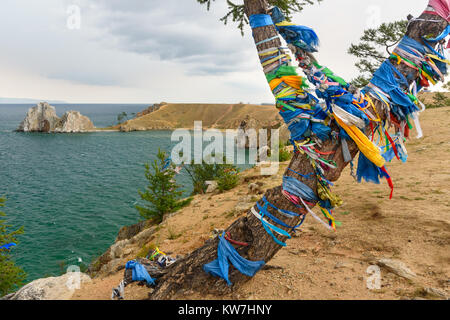 Anzeigen von Schamanen Felsen und Ritual Baum mit bunten Bändern Hadak im bedeckt. Baikalsee. Insel Olchon. Russland Stockfoto