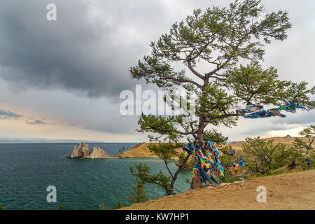 Anzeigen von Schamanen Felsen und Ritual Baum mit bunten Bändern Hadak im bedeckt. Baikalsee. Insel Olchon. Russland Stockfoto