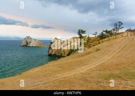 Anzeigen von Schamanen Felsen bedeckt. Baikalsee. Insel Olchon. Russland Stockfoto