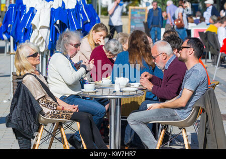 Freunde an Tischen im Freien in einem Café sitzen, Kaffee trinken im Sommer in Großbritannien. Stockfoto