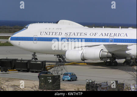 Amerikanische Abberufungsgesetz Jet, Air Force Zwei, einer Boeing 747 E-4B, 75-0125/50125, US Air Force, auf der Rollbahn am Curacao in Mittelamerika. Stockfoto