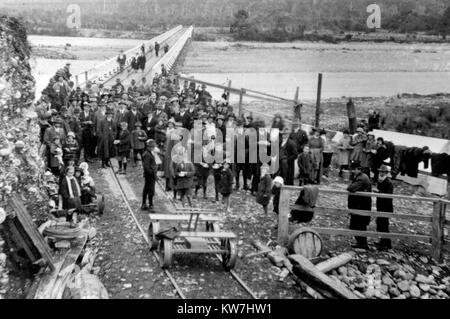 Eröffnung der Brücke über den Fluss Mikanui in der Nähe von Ross, 1918, Westland, Neuseeland Stockfoto