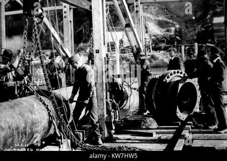 Männer arbeiten auf dem Wasser Linie quer über den Fluss Taramakau, 1911, Westland, Neuseeland Stockfoto