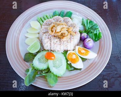 Thailändische Küche mit dem Namen Nam Prik Long Ruea oder gebratener Reis mit Garnelen paste Sauce, Sweet Chili Paste, chemische Garnelen, gesalzene Ei und gemischtes Gemüse ; cucu Stockfoto