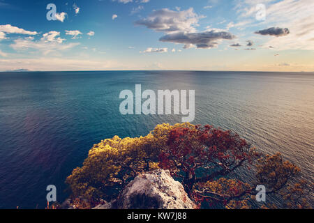 Italienische Landschaft mit Meer- und Bergblick Stockfoto