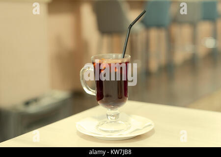 Rote Glühwein in ein Glas. getönt Stockfoto