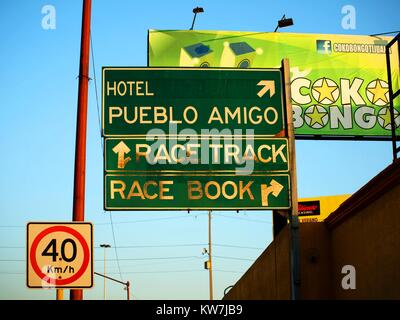 Straße signage in Tijuana, Mexiko, Wegbeschreibungen zu lokalen Hotel und Rennstrecke Stockfoto