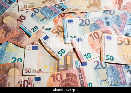 Ansicht von oben von 10, 20 und 50 Euro Notes, zufällig angeordnet Stockfoto