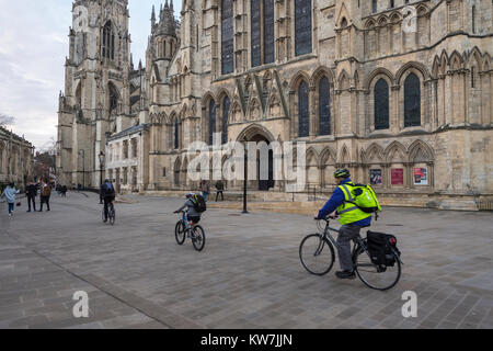 York Centre - 2 Erwachsene & 1 Kind reiten Fahrräder, Zyklus über die Piazza, Vergangenheit Eingang Süd zu herrlichen York Minster - North Yorkshire, England, UK. Stockfoto