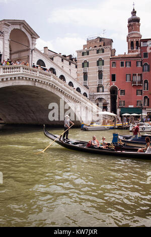 Blick auf Menschen reiten Gondel am Canal Grande (Großer) von der Rialtobrücke (Ponte di Rialto) in Venedig/Italien. Stockfoto