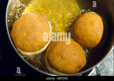 Frittierte hausgemachten Krapfen paczki genannt. Danzig, Polen. 31. Dezember 2017 © wojciech Strozyk/Alamy Stock Foto Stockfoto