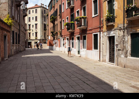 Menschen zu Fuß auf einer Straße in Venedig/Italien. Stockfoto