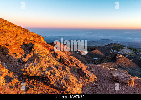 Mt. Vulkan Ätna, Monti Silvestri (Silvestri Krater), bei Sonnenuntergang, mit der Stadt im Hintergrund von Catania, Sizilien, Italien Stockfoto