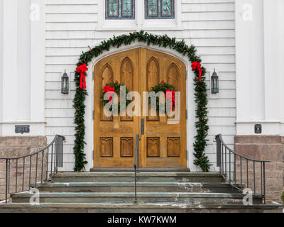 Holz- vordere Türen eines Southampton Kirche decorarted für Weihnachten Stockfoto