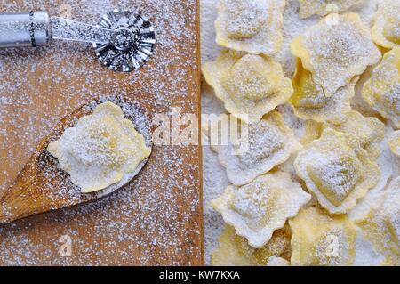 Vorbereitung frische Ravioli am Küchentisch. Stockfoto