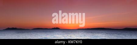 Cies Inseln bei Sonnenuntergang Blick vom Strand Samil in Vigo. Stockfoto