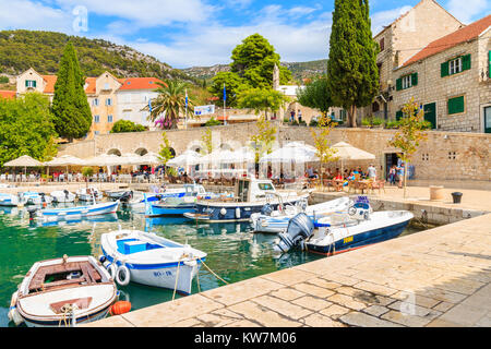 BOL, Insel Brac - Sep 8, 2017: Blick von Bol Hafen mit bunten Fischerboote, Insel Brac, Kroatien. Stockfoto