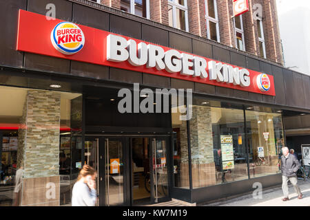 Schild „Burger King“. Burger King, oft auch als BK abgekürzt, ist eine globale Kette von Hamburger Fast-Food-Restaurants in den USA. Stockfoto