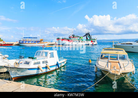 Bol Hafen mit Fischerbooten und der Fähre zur Insel Hvar in Hintergrund, Insel Brac, Kroatien Stockfoto