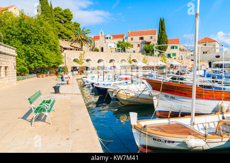 BOL, Insel Brac - Sep 8, 2017: bunte Fischerboote im Hafen von Bol, Insel Brac, Kroatien. Stockfoto