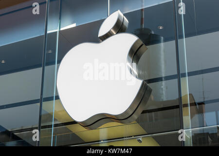 Apple-Logo in einem Apple Store. Apple ist ein multinationales Technologieunternehmen mit Hauptsitz in Cupertino, Kalifornien, und vertreibt Unterhaltungselektronik Stockfoto