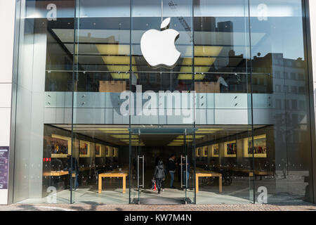 Eingang zum Apple Store. Apple ist ein multinationales Technologieunternehmen mit Hauptsitz in Cupertino, Kalifornien, und vertreibt Produkte der Unterhaltungselektronik. Stockfoto