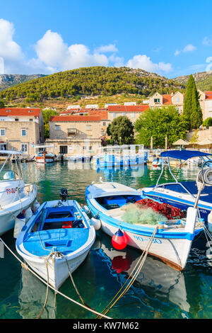 BOL, Insel Brac - Sep 8, 2017: Blick von Bol Hafen mit bunten Fischerboote, Insel Brac, Kroatien. Stockfoto