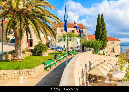 BOL, Insel Brac - Sep 8, 2017: Park mit typischer Architektur von Bol auf der Insel Brac, Kroatien, Stockfoto