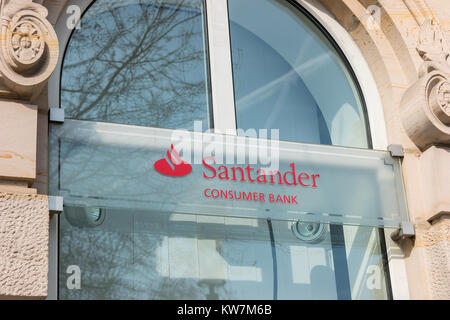 Das Schild für eine Santander Bank in der Stadt Frankfurt. Die Santander Bank ist laut Financial Times Global 500 die größte in der Eurozone. Stockfoto