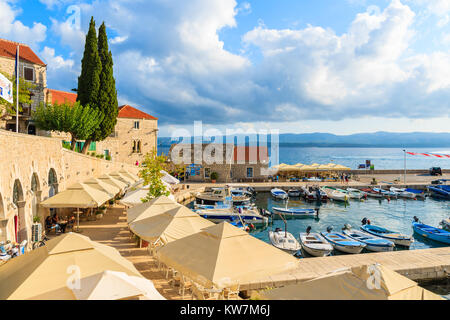 BOL, Insel Brac - Sep 8, 2017: Blick von Bol Hafen mit Cafés und Restaurants auf der Insel Brac, Kroatien, Stockfoto