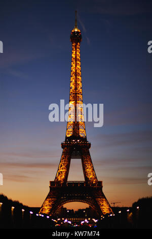 Paris, Frankreich, 4. Oktober 2017: Eiffelturm Licht und Strahl Show am Abend. Eiffel ist das berühmteste Denkmal von Paris, Frankreich. Stockfoto