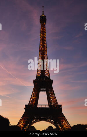 Paris, Frankreich, 4. Oktober 2017: Eiffelturm Licht und Strahl Show am Abend. Eiffel ist das berühmteste Denkmal von Paris, Frankreich. Stockfoto