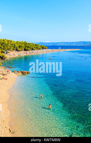 Stadt Bol, Insel Brac - Sep 9, 2017: Paar Leute spielen im Wasser am berühmten Strand Zlatni Rat in Bol, Insel Brac, Kroatien. Stockfoto