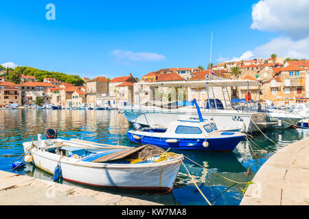 Fischerboote in Milna Port auf sonnigen Sommertag, Insel Brac, Kroatien Stockfoto