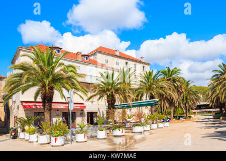 MILNA HAFEN, Insel Brac - May 12, 2017: Typisches Restaurant Gebäude mit Palmen in Hvar Stadt, Insel Brac, Kroatien. Stockfoto