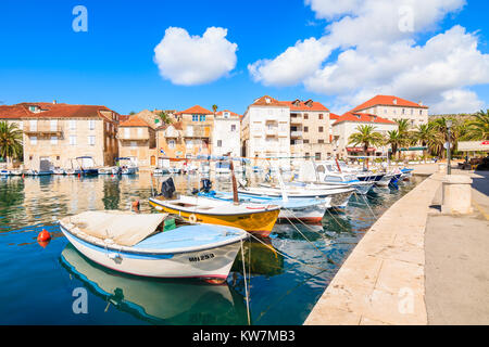 MILNA HAFEN, Insel Brac - May 12, 2017: Blick auf Hvar Hafen mit bunten Fischerboote, Insel Brac, Kroatien. Stockfoto