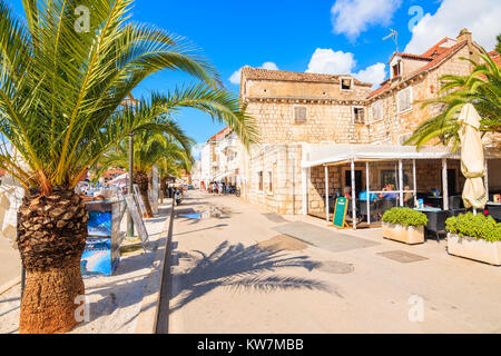 MILNA HAFEN, Insel Brac - May 12, 2017: Straße in Milna Port mit typischen Restaurants an der Küste, Insel Brac, Kroatien. Stockfoto