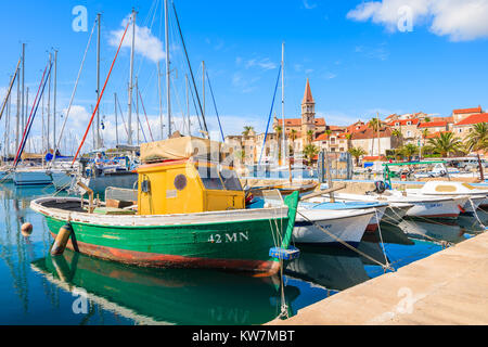 MILNA HAFEN, Insel Brac - May 12, 2017: Blick auf Hvar Hafen mit bunten Fischerboote, Insel Brac, Kroatien. Stockfoto