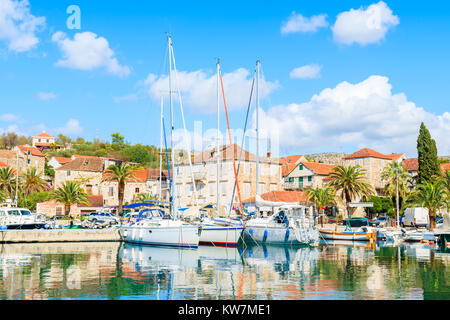 Blick auf Hvar Hafen mit Segel- und Fischerboote auf sonnigen Sommertag, Insel Brac, Kroatien Stockfoto