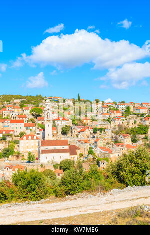 Blick auf lozisca Dorf mit bunten Häuser und Kirche, Insel Brac, Kroatien Stockfoto