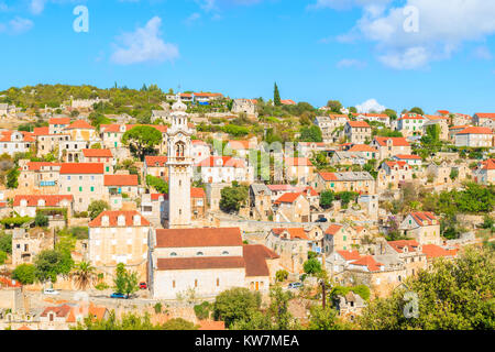 Blick auf lozisca Dorf mit bunten Häuser und Kirche, Insel Brac, Kroatien Stockfoto