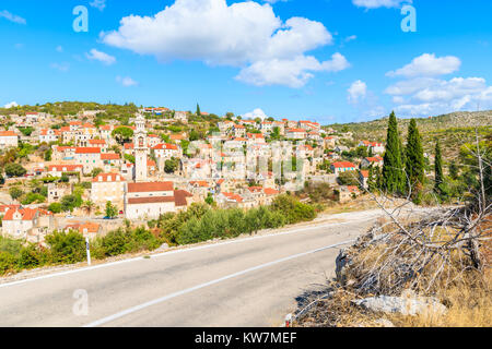 Straße zu Lozisca Dorf mit bunten Häuser und Kirche, Insel Brac, Kroatien Stockfoto