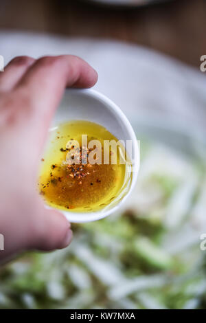 Tasse mit sesoning. Olivenöl, mapple Sirup, Zitronensaft, Chiliflocken Stockfoto