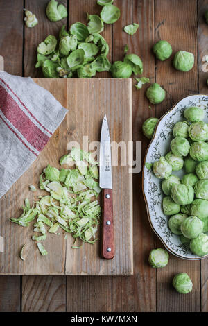 Raw organic Rosenkohl auf ein Schneidebrett. Stockfoto