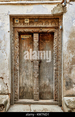 Typisch arabischen Stil Türen mit geschnitzten Türrahmen in Stone Town, UNESCO-Weltkulturerbe, Sansibar, Tansania, Afrika Stockfoto