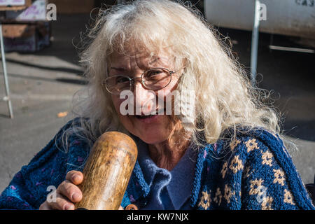 Frau spielen Didgeridoo im Santa Barbara, California's Bauernmarkt. Das Didgeridoo (auch bekannt als didjeridu) ist ein blasinstrument. Stockfoto