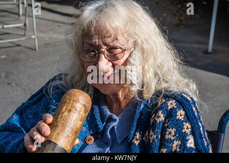 Frau spielen Didgeridoo im Santa Barbara, California's Bauernmarkt. Das Didgeridoo (auch bekannt als didjeridu) ist ein blasinstrument. Stockfoto